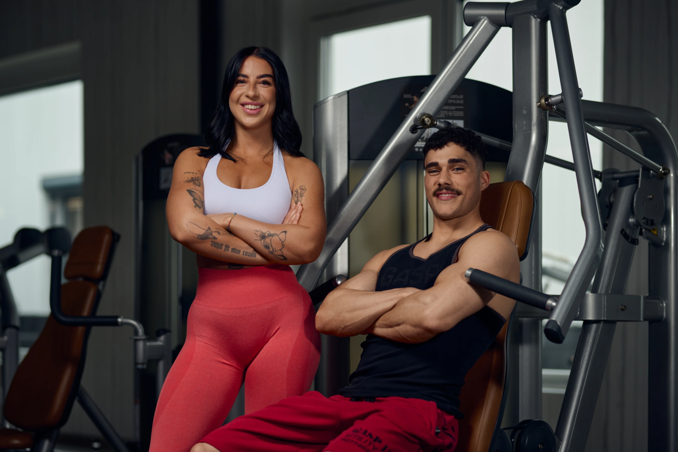 Paar trainiert an der Brustpresse