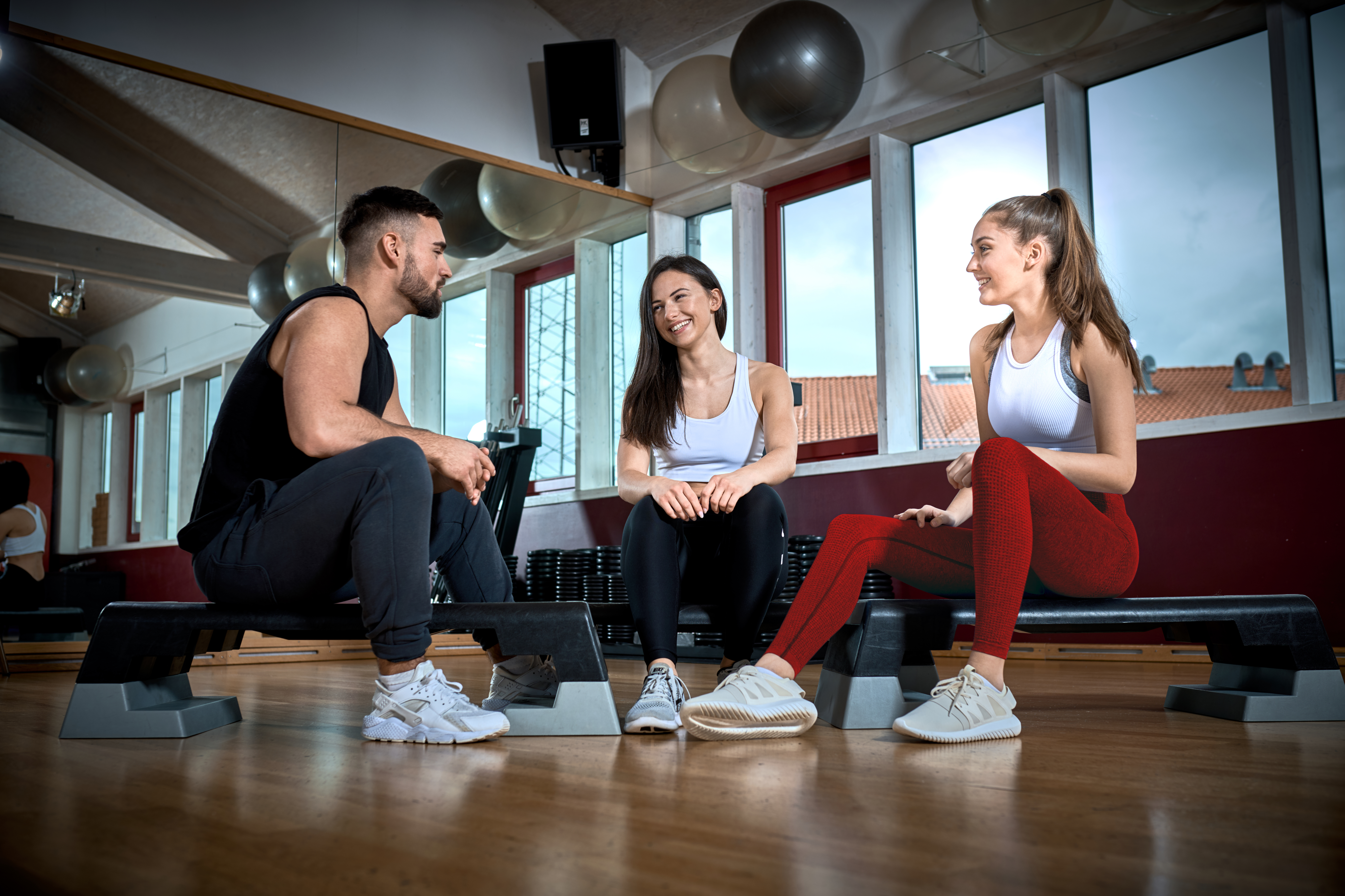Gruppe spricht über Fitness
