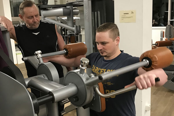 Foto von Vater und Sohn beim Training im Fit for Friends Ebersberg